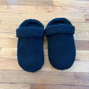 CROCS Black Faux Fur Slippers size 8M/10W